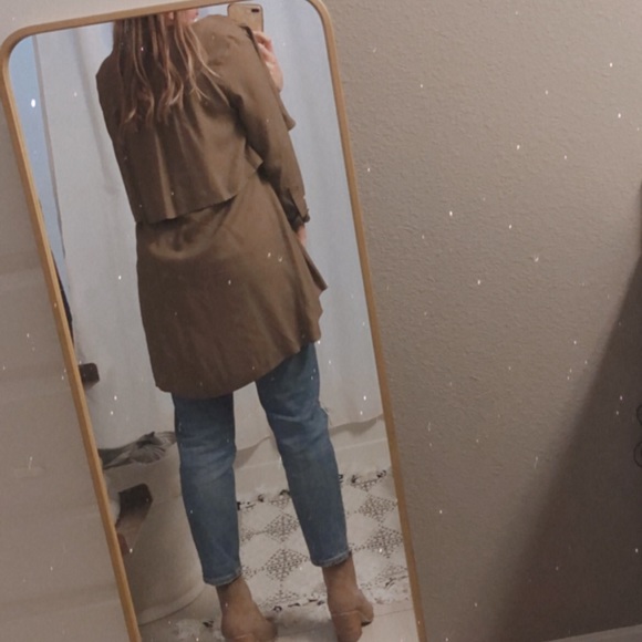 WINDSOR | Pleated Jacket - Picture 2 of 8